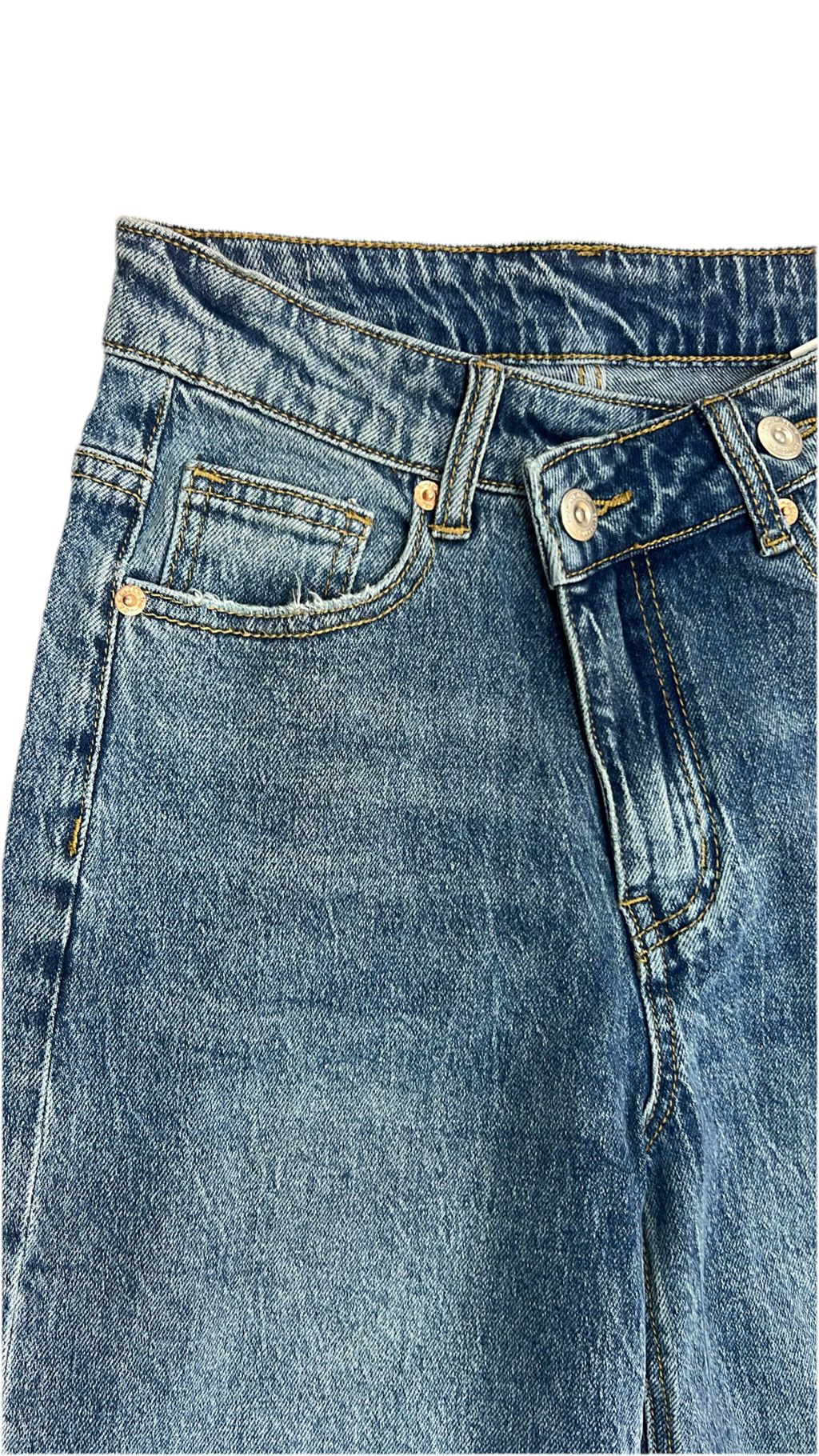 Jeans con chiusura asimmetrica