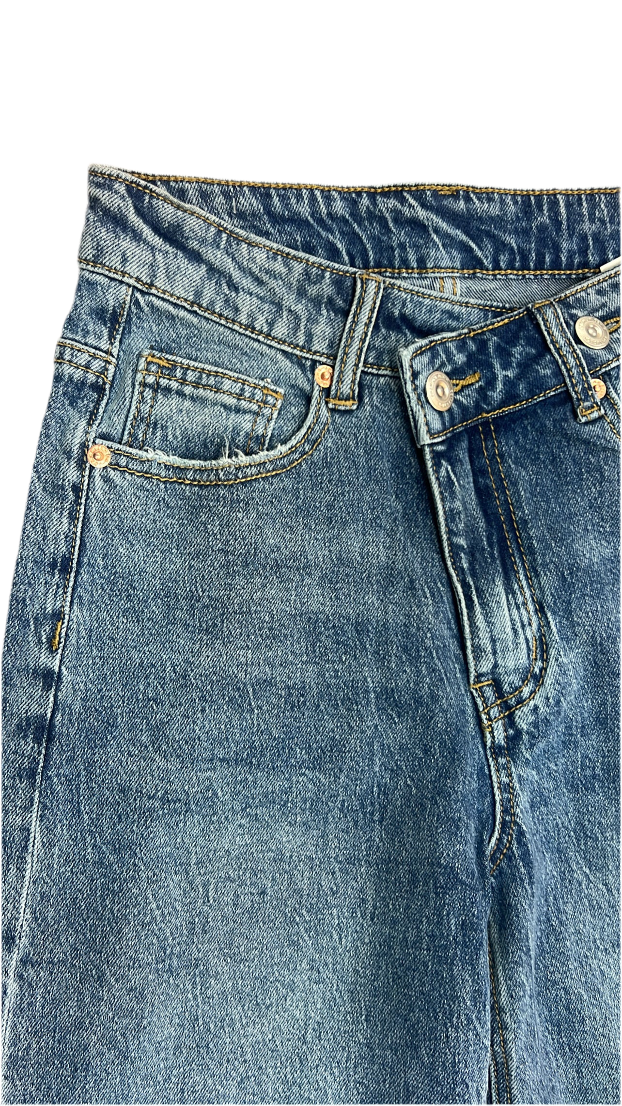 Jeans con chiusura asimmetrica