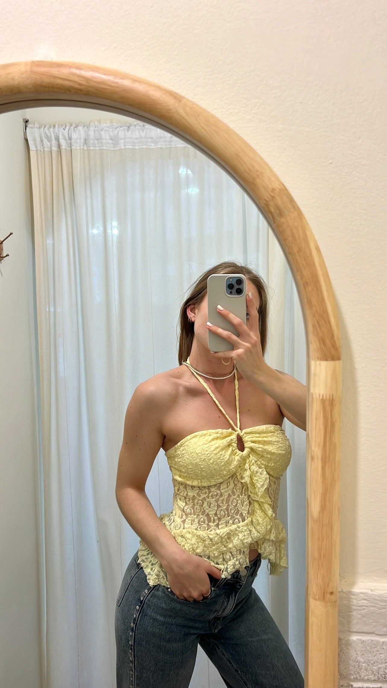 Top in pizzo giallo
