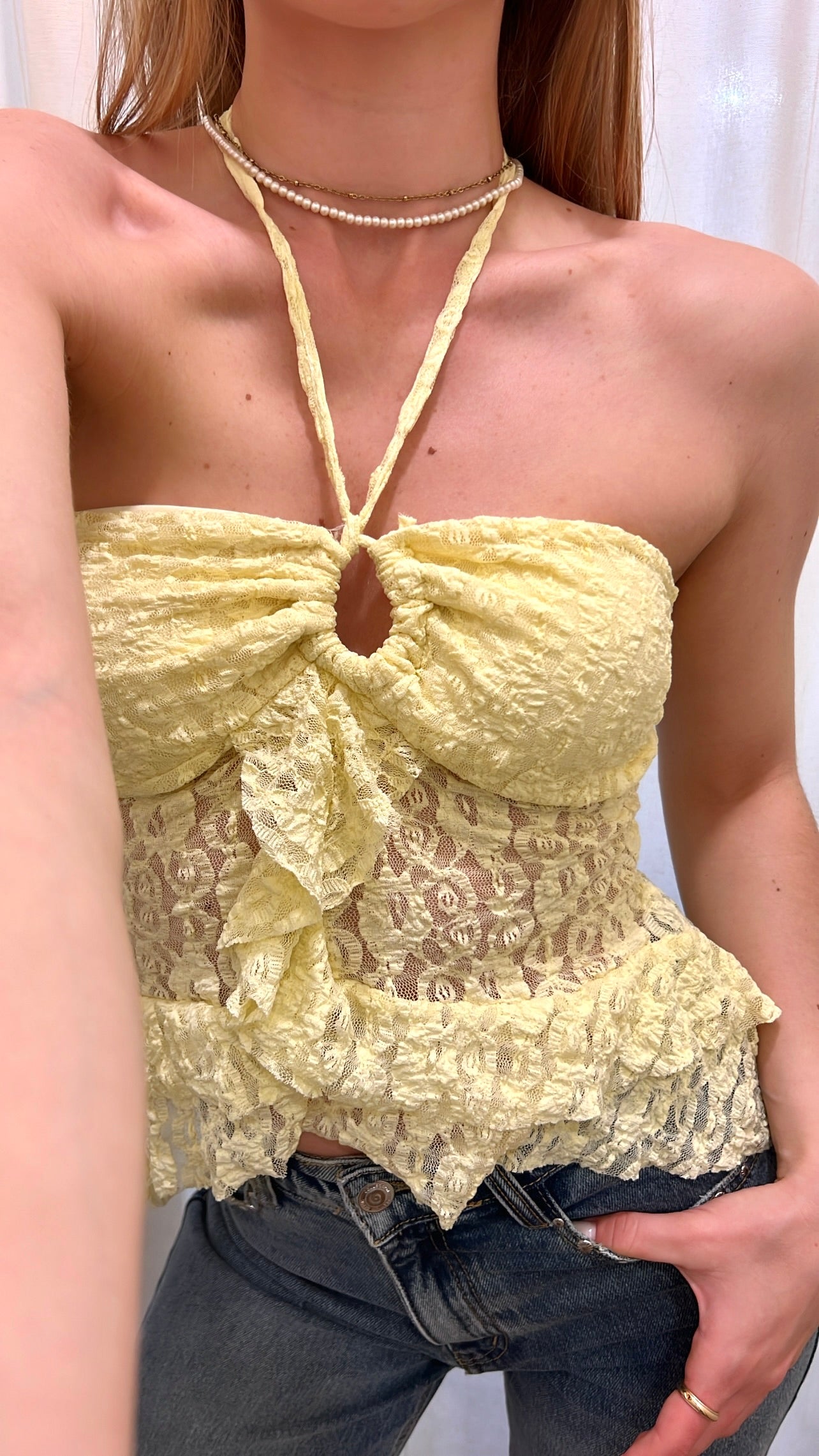Top in pizzo giallo