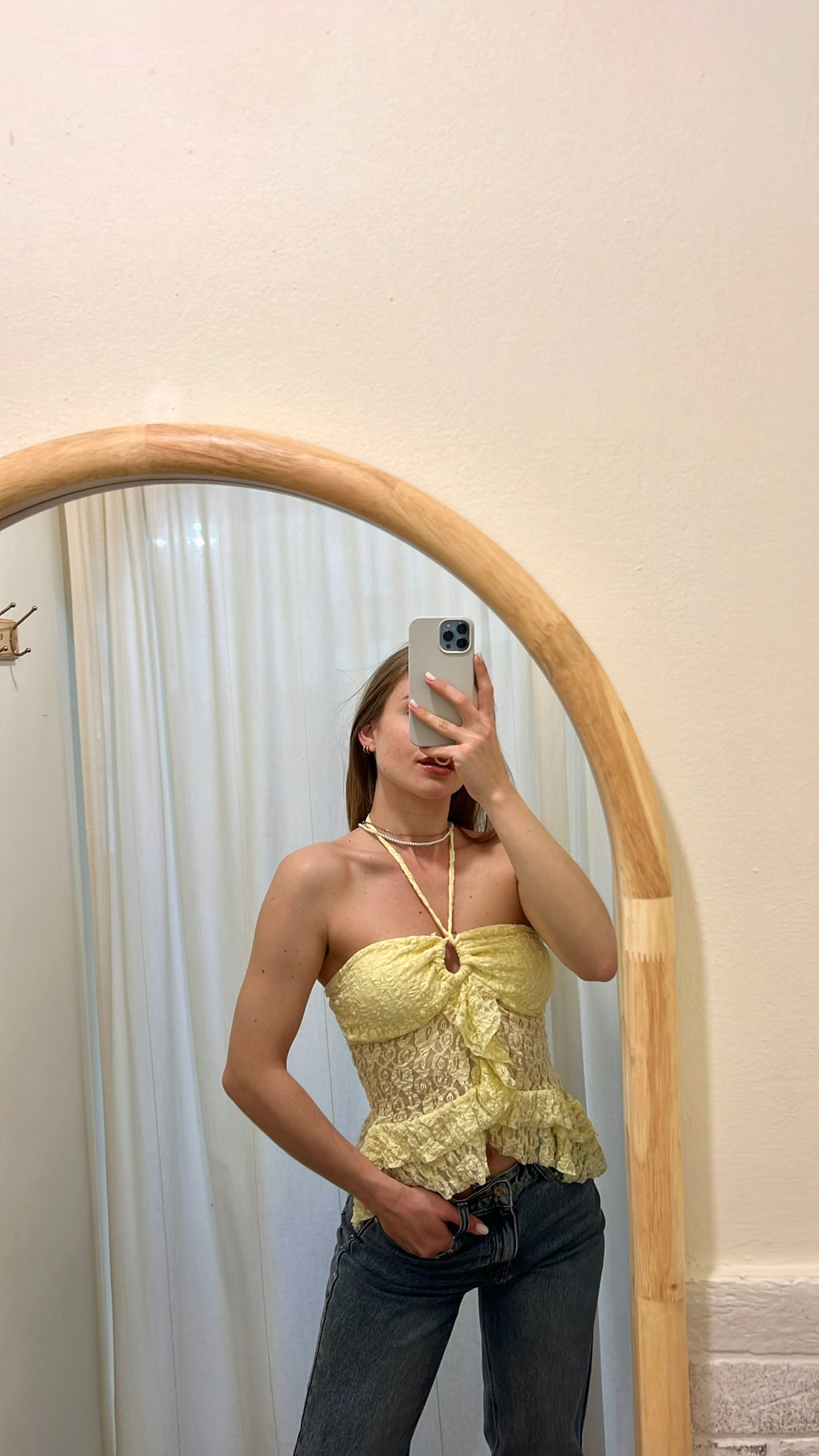 Top in pizzo giallo