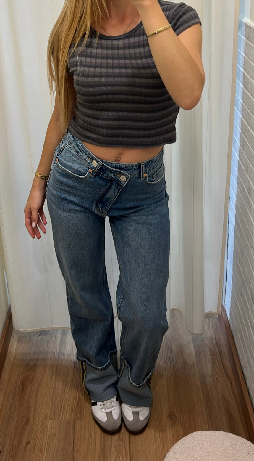 Jeans con chiusura asimmetrica